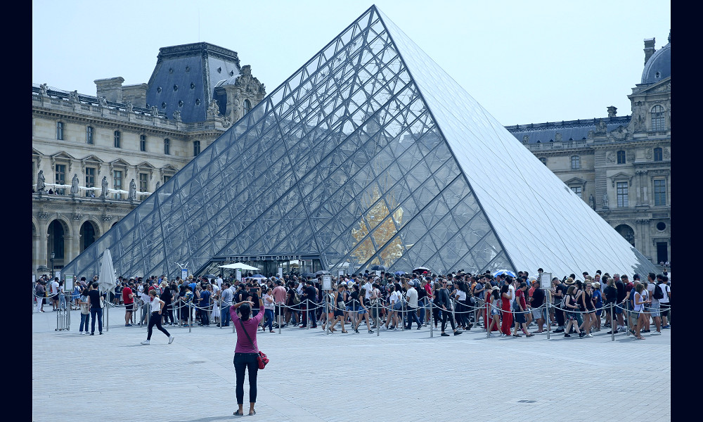 In the City of Love, Mass Tourism Troubles Parisian Hearts - Bloomberg