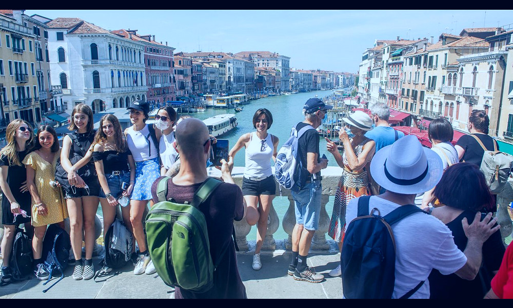 In Italy, Relief and Dread as Tourists Return - WSJ