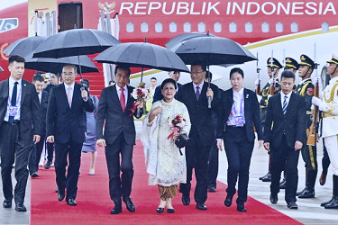 Presidents of Indonesia and China meet to discuss joint projects and  regional politics | AP News